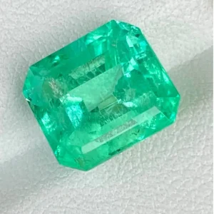 ID 118_394_1.B.bis Emerald bluish green, emerald cut octagon, 6.33 carats
