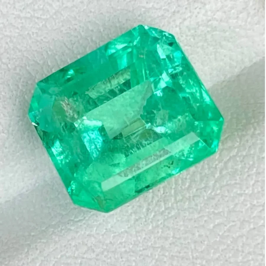 ID 118_394_1.B.bis Emerald bluish green, emerald cut octagon, 6.33 carats