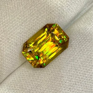 ID 119_406_7.B.bis Golden sphene gemstone, emerald cut octagon, 5.42