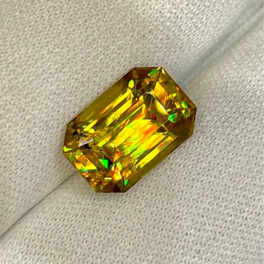 ID 119_406_7.B.bis Golden sphene gemstone, emerald cut octagon, 5.42