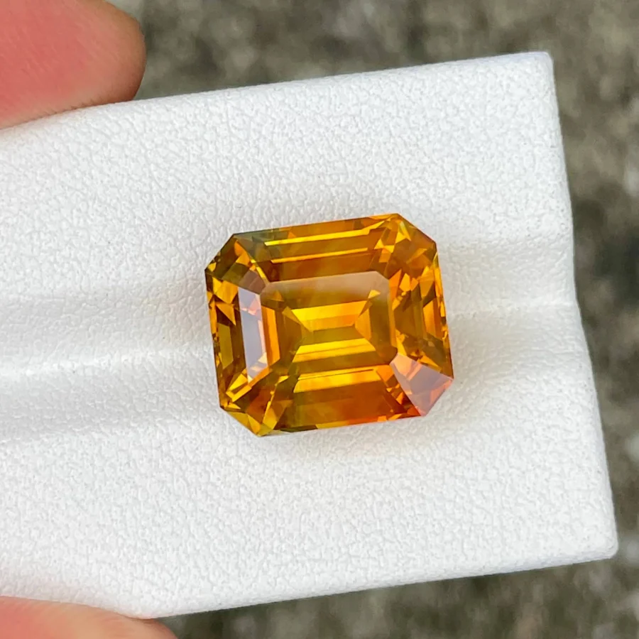 Orange Sapphire · Emerald Cut · 18.47 ct · Sri Lanka