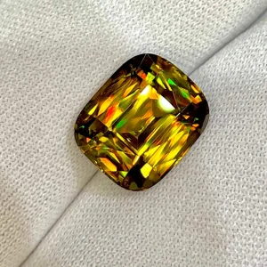 ID_133_409_1.B.bis Golden sphene gemstone, fancy cushion cut, 7.68 carats