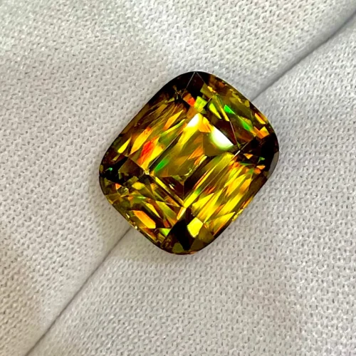 ID_133_409_1.B.bis Golden sphene gemstone, fancy cushion cut, 7.68 carats