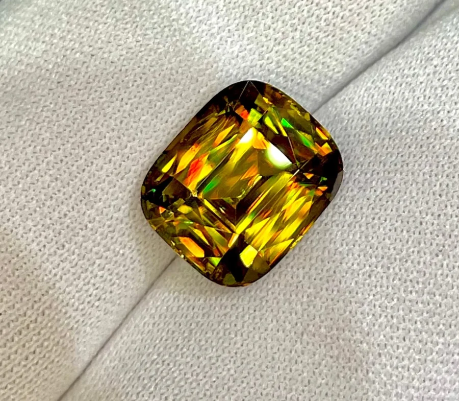 ID_133_409_1.B.bis Golden sphene gemstone, fancy cushion cut, 7.68 carats