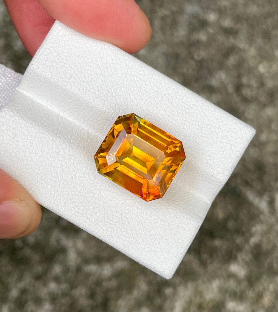 Orange Sapphire · Emerald Cut · 18.47 ct · Sri Lanka